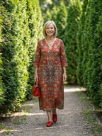 Red patchwork midi dress with V-neck and three-quarter sleeves, full length
