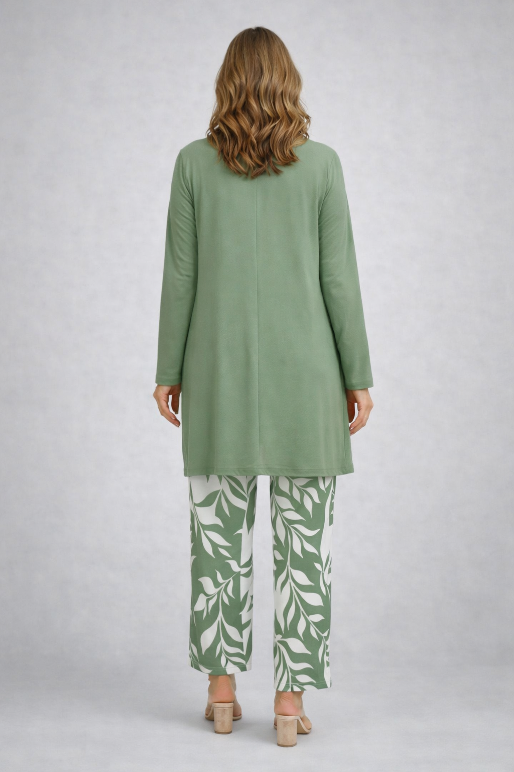 Women's 3-piece set in green: back view tunic and leaf-print pants